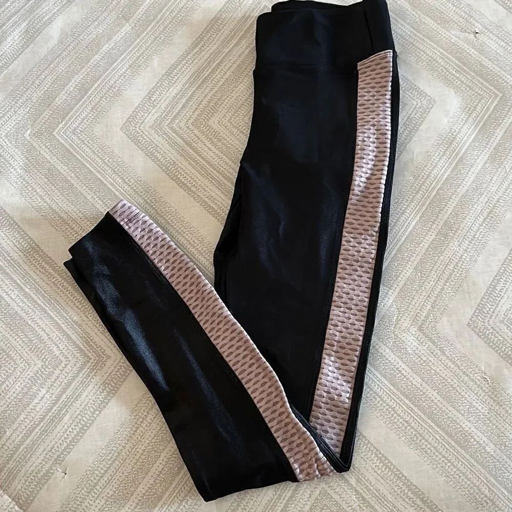 KORAL Black Women’s Leggings side stripe in a textured light pink color Size XS